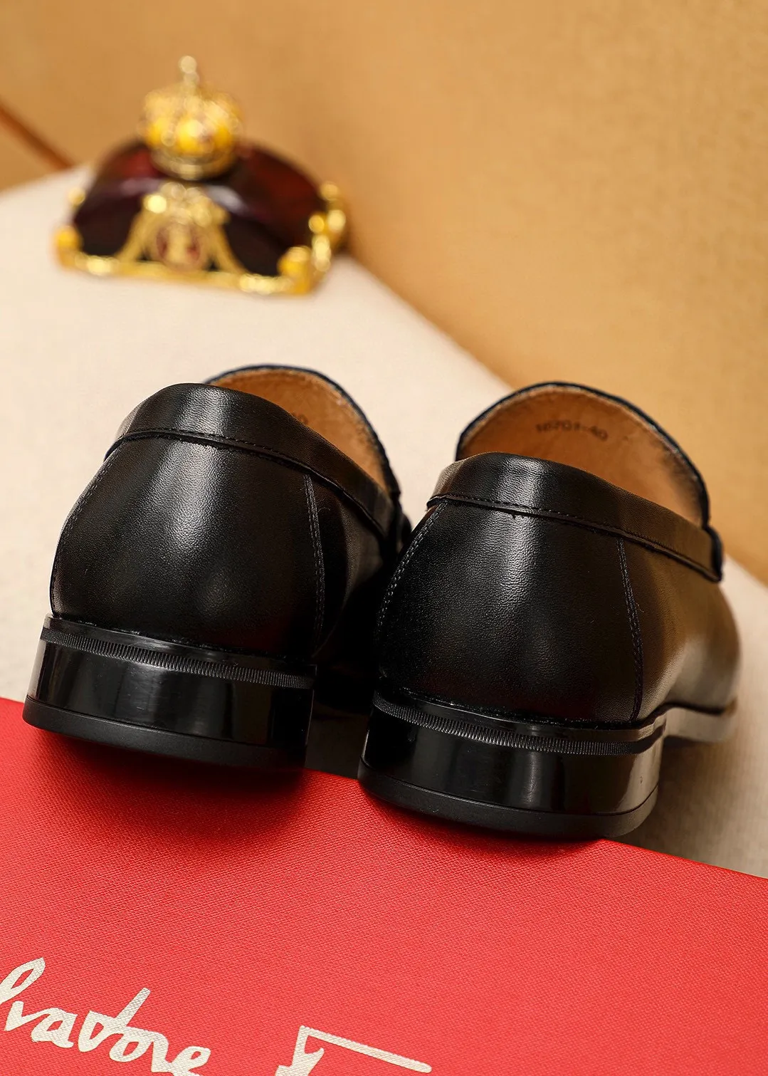 Men's shoes💰480💰 Product trademark: Ferragamo "Ferragamo" casual leather shoes Regular size: 38-44 (45🉑️customized) Product materials: Selected imported first-layer calfskin embossed upper + original hardware buckle, imported water-dyed cowhide leather lining. Strong three-dimensional visual effect, rubber outsole Color: 1⃣️color optional